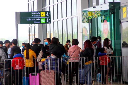 Nghệ An: Ngày cuối nghỉ lễ, hành khách chật kín nhà ga, sân bay