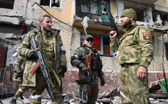 Quân đội Ukraine triển khai vũ khí hạng nặng tại một nhà máy hóa chất ở Kharkov