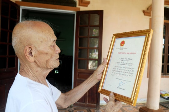 Ký ức 'ăn cơm vắt, đánh giặc Tây' của cựu chiến binh Điện Biên Phủ 100 tuổi ở Nghệ An