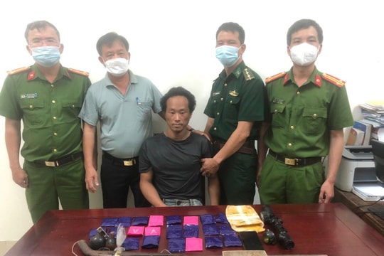 Bắt giữ đối tượng mua bán ma túy luôn thủ sẵn vũ khí ‘nóng’