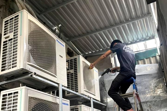 Mùa ‘chạy sô’ của thợ điện lạnh