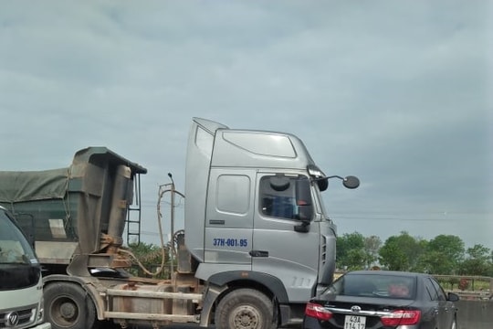 Va chạm giao thông, hai ô tô lao vào dải phân cách