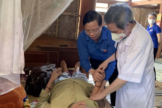 Khám và cấp phát thuốc miễn phí cho 600 người nghèo ở Quế Phong