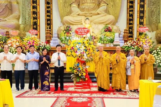 Đoàn công tác của tỉnh chúc mừng Ban Trị sự Giáo hội Phật giáo Nghệ An nhân Đại lễ Phật đản 2022