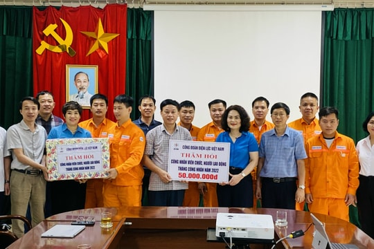 Công đoàn Điện lực Việt Nam thăm, tặng quà người lao động tại Công ty Thủy điện Bản Vẽ