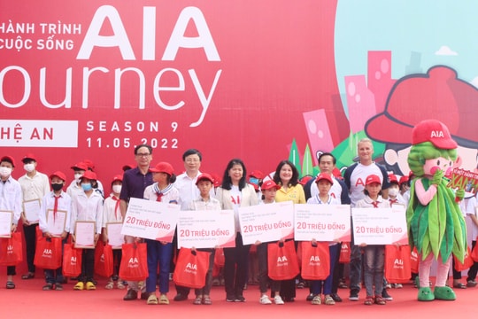 Gần 300 trẻ em nghèo ở Nghệ An được tặng xe đạp, hợp đồng bảo hiểm