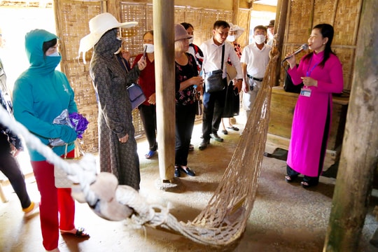 Bên những hiện vật gần gũi, thân thương ở quê Bác