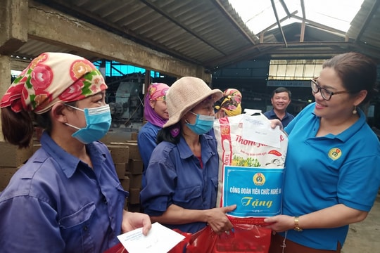 Công đoàn Viên chức Nghệ An, Đảng ủy Khối Doanh nghiệp tặng quà người lao động hoàn cảnh khó khăn