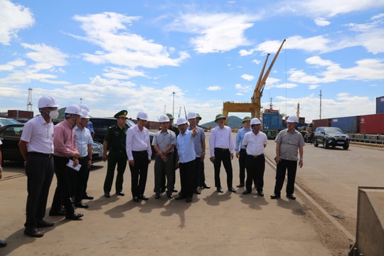 Cần sớm di dời tàu cá ngư dân ra khỏi khu vực cảng Cửa Lò