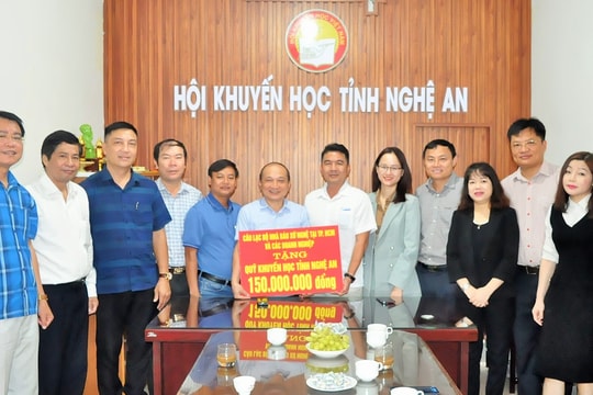 Hội Khuyến học tỉnh Nghệ An tiếp nhận máy tính và 150 triệu đồng học bổng 