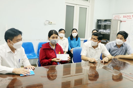 Giám đốc Sở Giáo dục và Đào tạo thăm hỏi 2 chị em ở thị xã Cửa Lò bị tai nạn nghiêm trọng