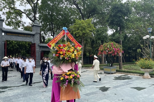 Lãnh đạo các địa phương dâng hương, dâng hoa tại Khu Di tích Kim Liên