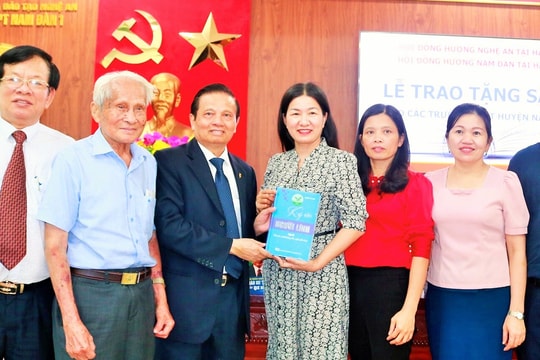 Hội Đồng hương Nghệ An tại Hà Nội trao tặng sách, máy vi tính cho các trường THPT ở TP Vinh, Nam Đàn