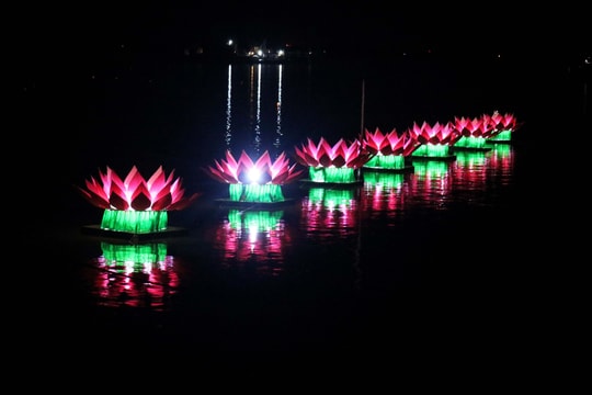 Lung linh đêm hoa đăng kính mừng Phật đản ở Nghệ An