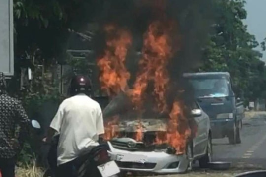 4 thành viên trong gia đình thoát chết khi ô tô con bất ngờ bốc cháy 