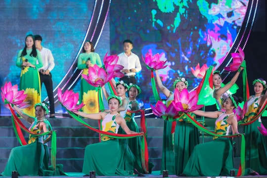 Những hình ảnh ấn tượng trong đêm khai mạc Lễ hội Làng Sen 2022