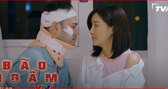 Bác sĩ Hùng trong phim 'Bão ngầm' là mỹ nam bí ẩn ở đời thực 