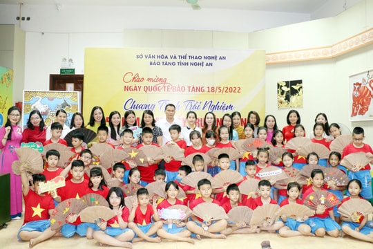 Học sinh Nghệ An hào hứng với trải nghiệm 'Em làm quạt giấy truyền thống'