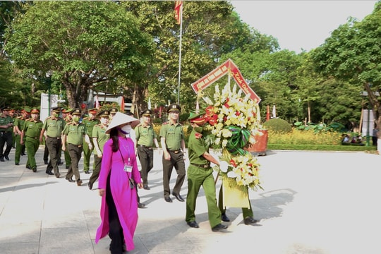 Công an tỉnh Nghệ An dâng hương tưởng niệm Chủ tịch Hồ Chí Minh