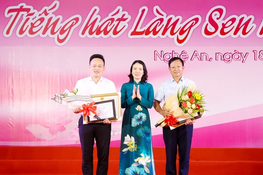 Đoàn nghệ thuật quần chúng huyện Tân Kỳ và Quỳnh Lưu đoạt giải Nhất Liên hoan Tiếng hát Làng Sen