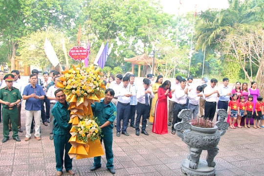 Huyện Yên Thành báo công với Chủ tịch Hồ Chí Minh tại Nhà Lưu niệm Bác Hồ ở xã Vĩnh Thành
