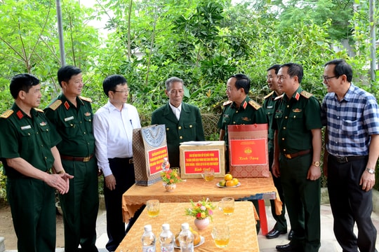 Lãnh đạo Bộ Quốc Phòng, Quân khu 4, tỉnh Nghệ An, thành phố Vinh thăm, tặng quà gia đình chính sách