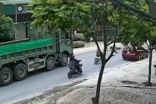 Va vào cửa ô tô mở đột ngột, người phụ nữ bị xe tải cán tử vong