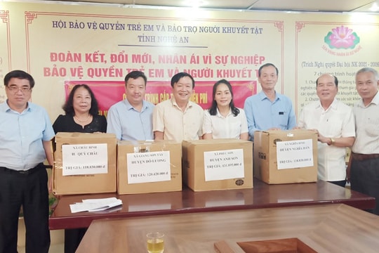 Trao tặng thuốc cho người khuyết tật, trẻ em và người yếu thế nhiễm Covid-19 