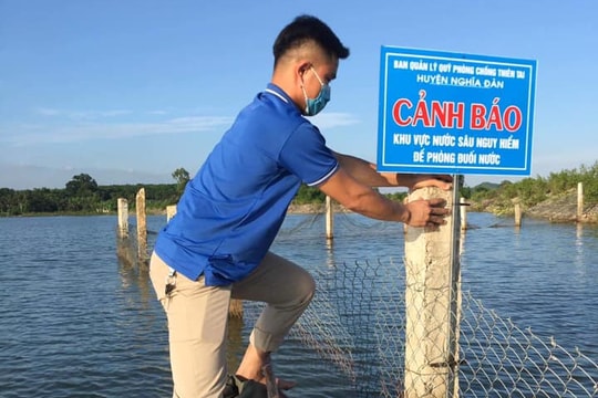 Đoàn viên thanh niên huyện Nghĩa Đàn cắm 75 biển cảnh báo tai nạn đuối nước trẻ em