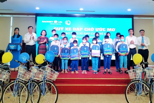 Trao xe đạp và áo phao cho học sinh ở Quỳnh Lưu, Đô Lương