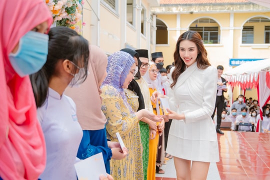 Hoa hậu Nguyễn Thúc Thùy Tiên vừa nhận học bổng 'khủng', tiếp tục ghi điểm nhờ hành động đẹp