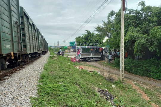 Xe bán tải chở gas bị tàu hàng đâm văng, lái xe thoát chết