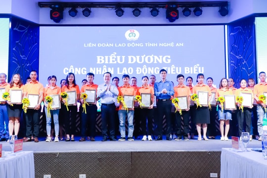 Chủ tịch UBND tỉnh Nghệ An gặp gỡ, đối thoại với công nhân lao động