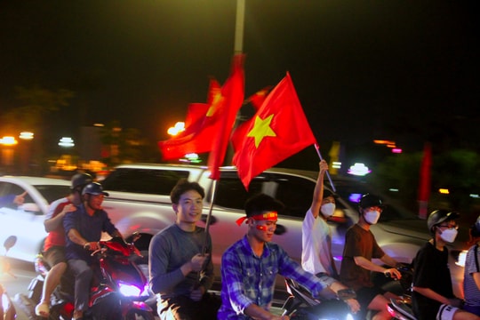 Người dân thành Vinh đổ ra đường 'đi bão' sau chiến thắng của Đội tuyển Việt Nam