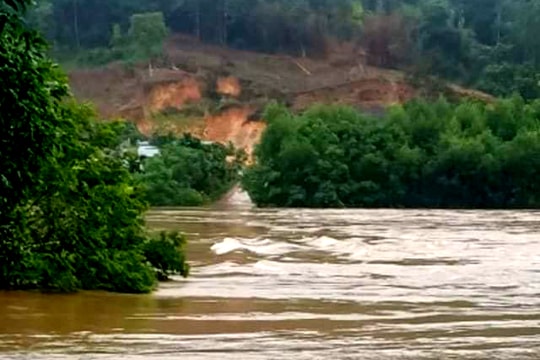 Nghệ An: Mưa lớn bất thường, giao thông chia cắt, một số nơi bị cô lập 