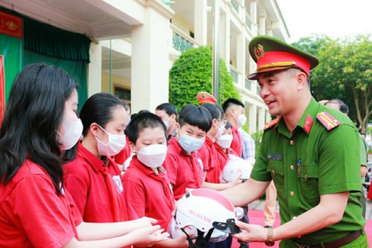 Thành phố Vinh ra mắt mô hình “Cổng trường an toàn - thân thiện - văn minh”  ​