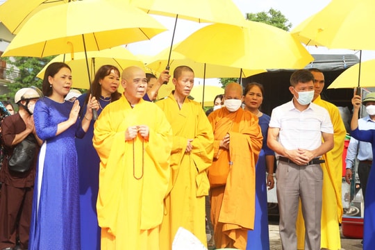 Chùa Ân Hậu phóng sinh 6 tấn cá xuống sông Lam