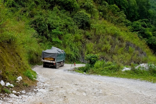 Xe tải trọng lớn làm ảnh hưởng đến ATGT ở Quỳ Hợp