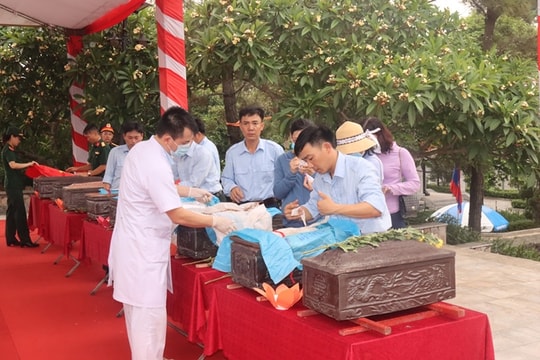 Lấy mẫu sinh phẩm xác định ADN của 103 hài cốt liệt sĩ hy sinh tại Lào