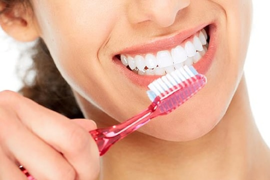 Nên đánh răng trước hay sau khi ăn sáng?