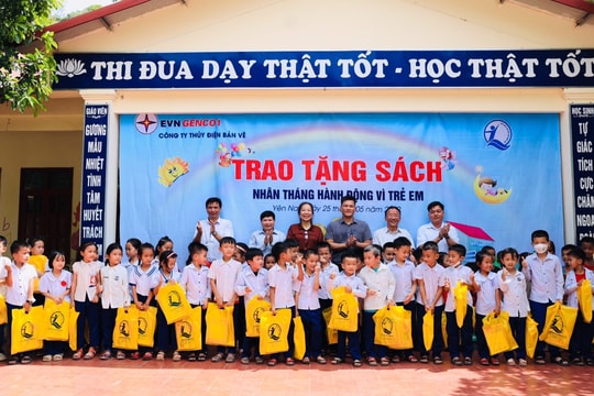 Công ty Thủy điện Bản Vẽ tặng sách giáo khoa cho học sinh tại Tương Dương