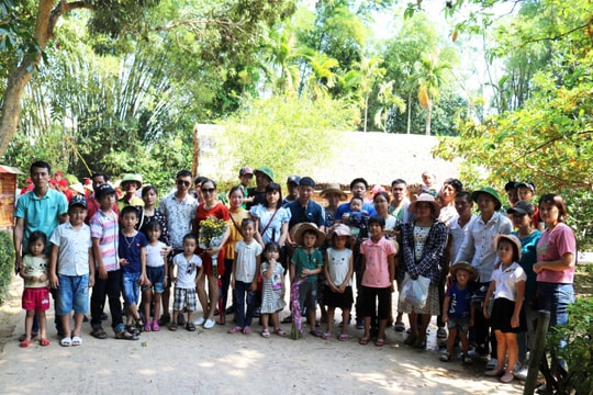 Cho các cháu đi cho biết