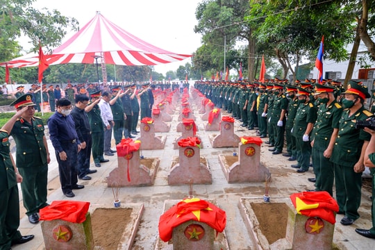 Xúc động Lễ an táng 103 hài cốt liệt sĩ quân tình nguyện và chuyên gia Việt Nam hy sinh tại Lào