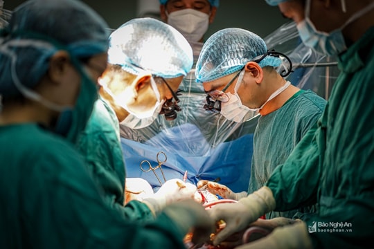 Bệnh viện Hữu nghị Đa khoa Nghệ An thực hiện thành công ca phẫu thuật 'Bắc cầu chủ - vành' đầu tiên 