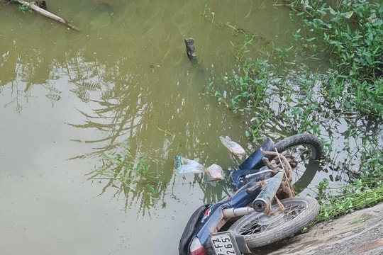 Người đàn ông đi xe máy rơi xuống kênh thủy lợi tử vong