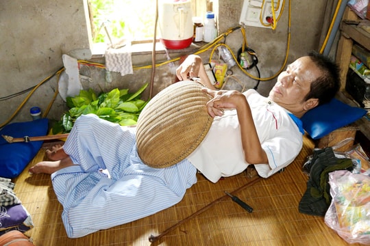 Nghị lực của người đàn ông gần 50 năm 'nằm ngửa nhìn lên mái nhà'