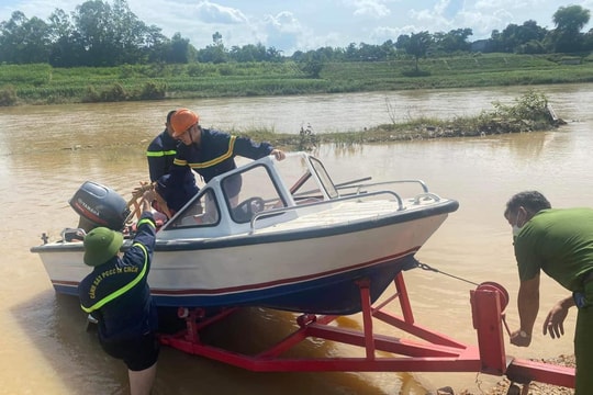 Tìm kiếm người phụ nữ nghi nhảy sông tự vẫn