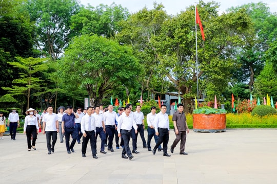 Hội Nhà báo Việt Nam và các cơ quan báo chí dâng hương tưởng niệm Chủ tịch Hồ Chí Minh