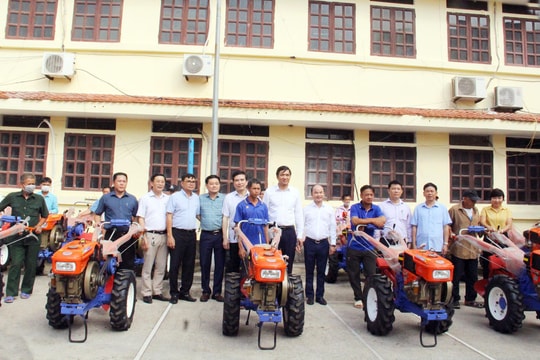 Ủy ban Mặt trận Tổ quốc tỉnh phối hợp với doanh nghiệp trao tặng máy kéo cho người dân có hoàn cảnh khó khăn