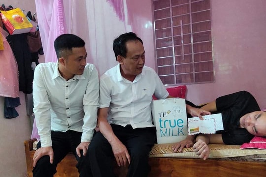 Công đoàn Công ty CP Thực phẩm Sữa TH trao quà cho đoàn viên mắc bệnh hiểm nghèo